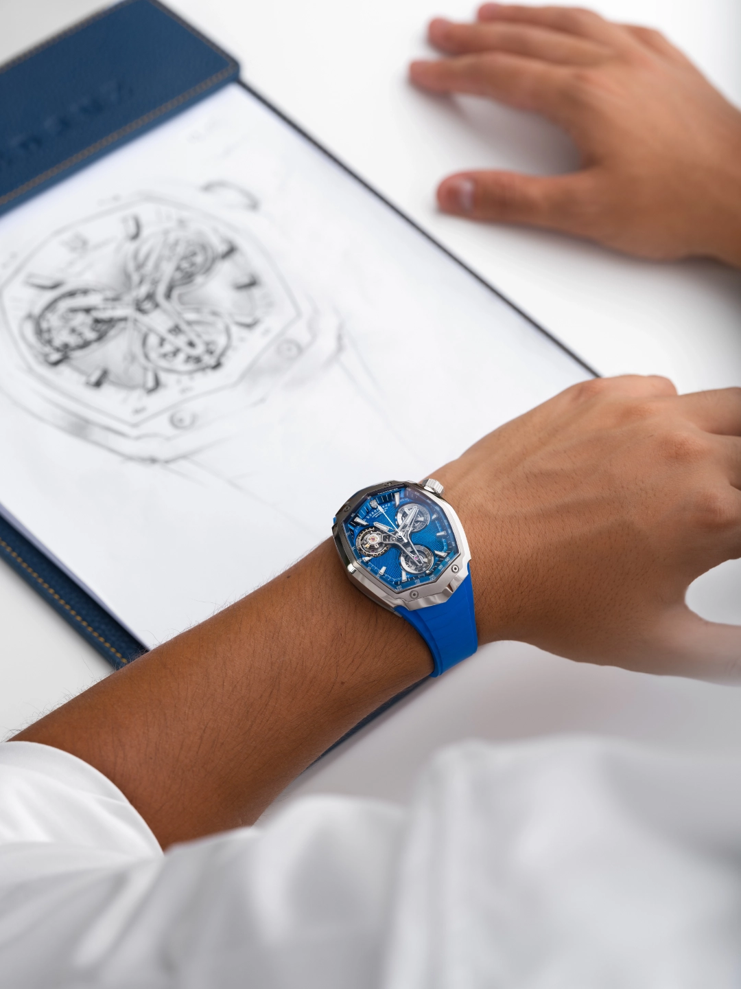 Montre bleue portée au poignet