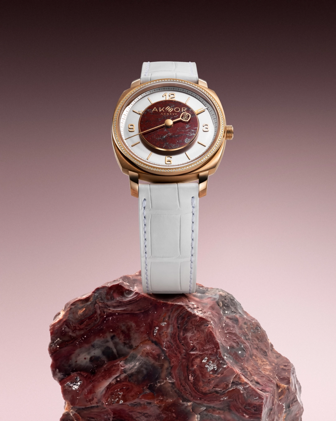 Montre rouge en scène lifestyle